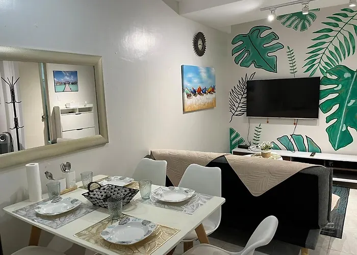 Tropical Themed 2 Bedroom Apartment *